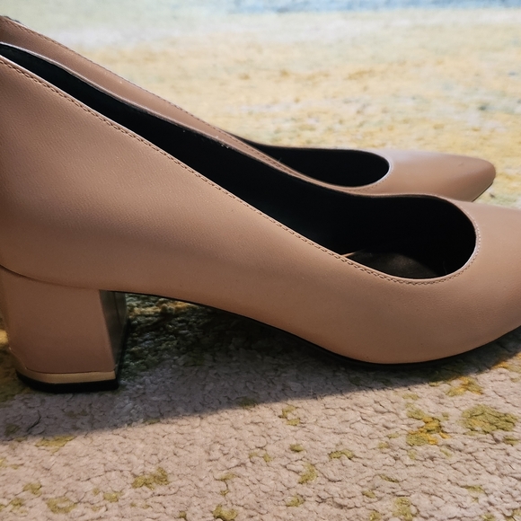 Calvin Klein Pump - Picture 2 of 5